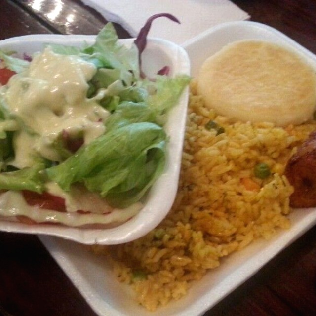 Ensalada, arroz, arepa y plátano en tentación 