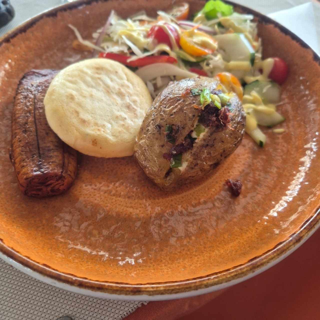 GUARNICION (Ensalada, papa, plátano maduro y arepa)