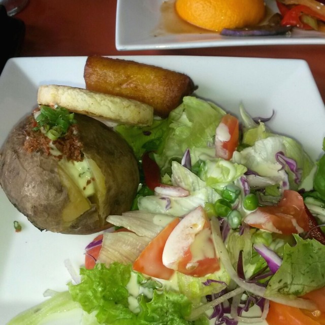 Papa asada con ensalada ( con el Churrasco) 