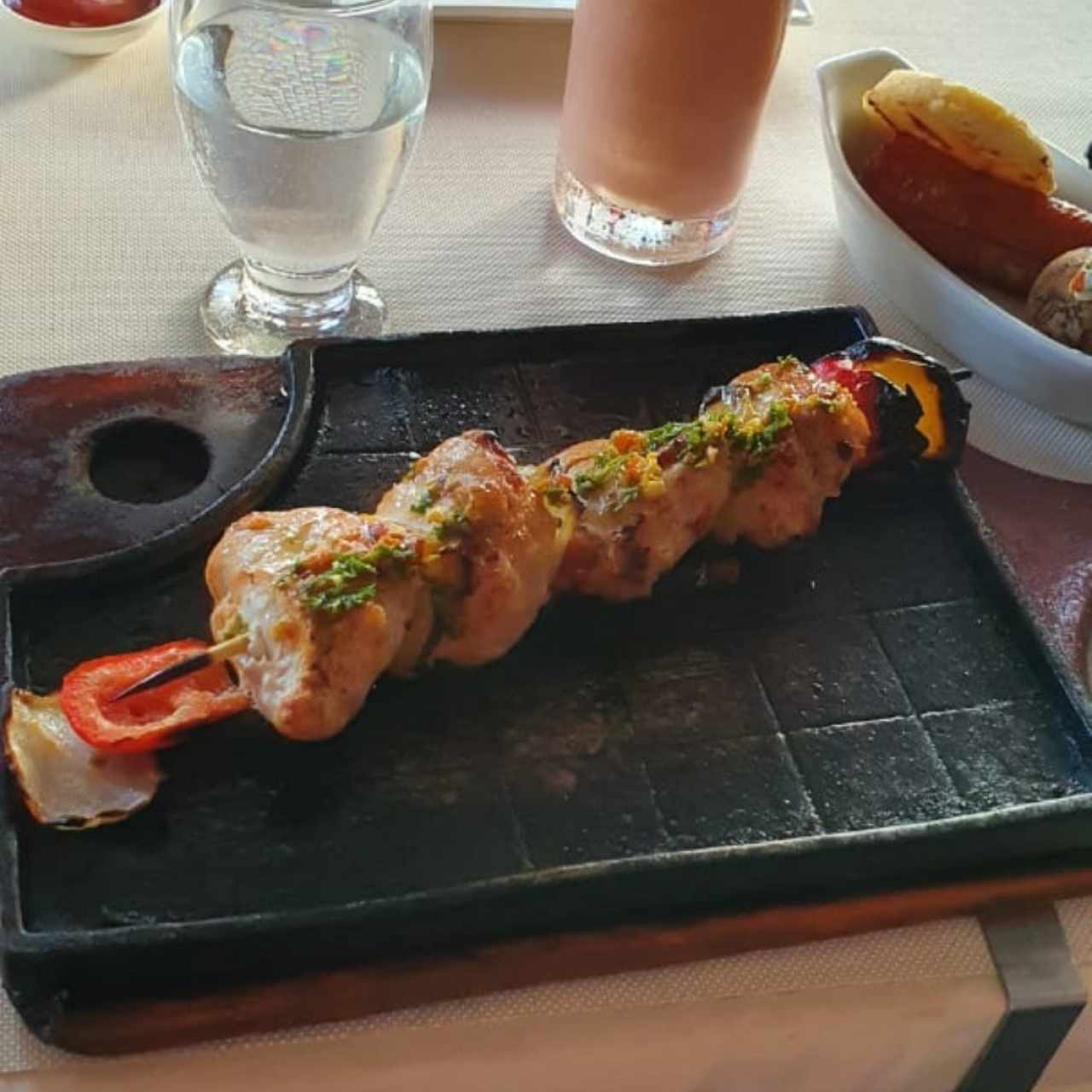 brocheta de pollo