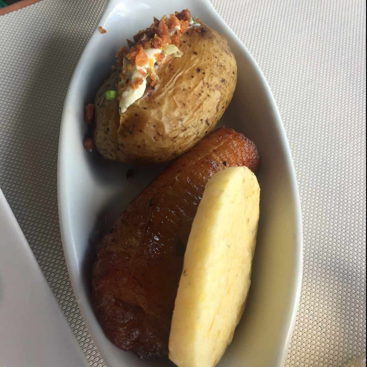 papa arepa y platano acompañamiento del pollo