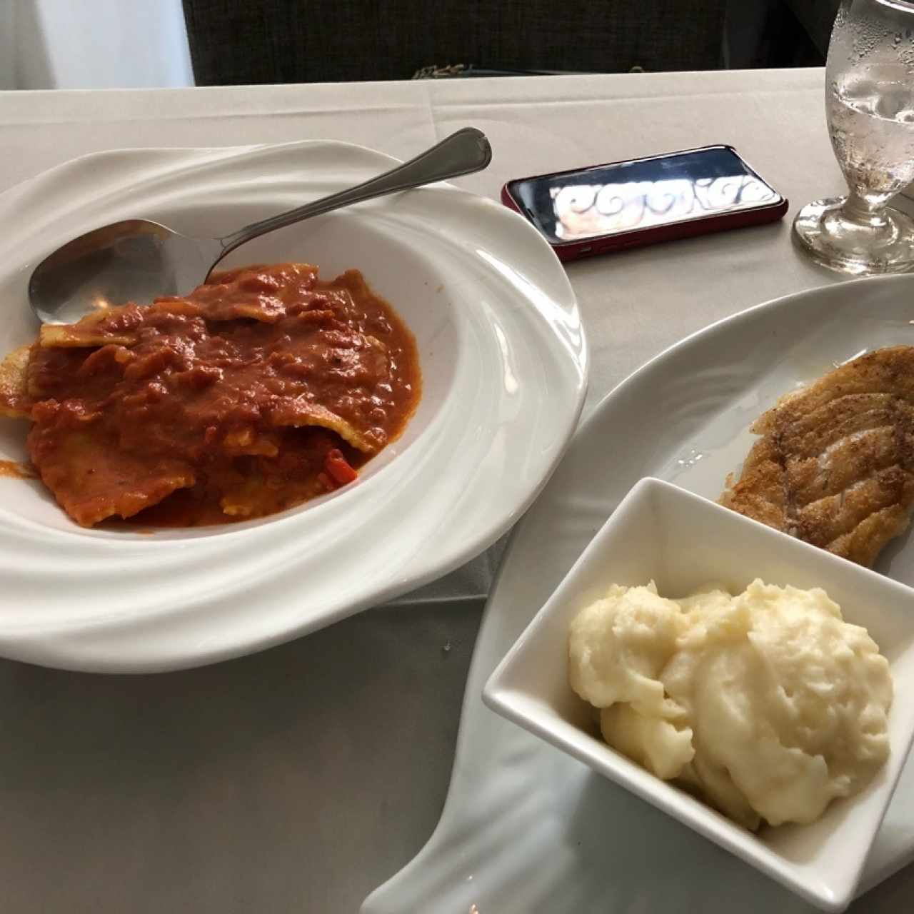 raviolis en salsa rosada y corvina a la plancha con pure de papas !