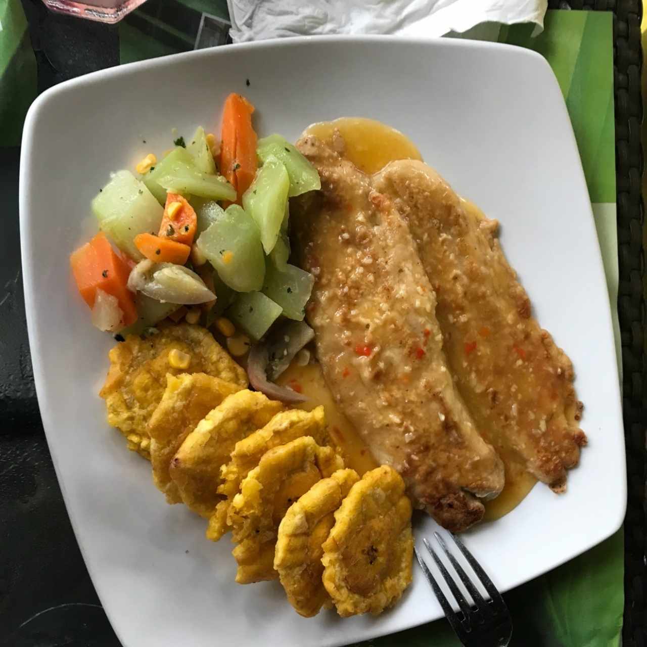 corvina al ajillo con patacones