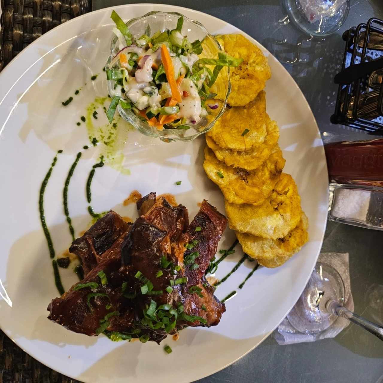 Costillas ahumadas con salsa BBQ de la casa