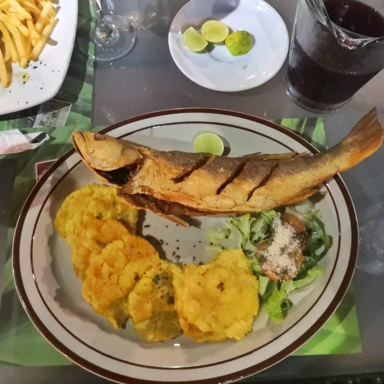 Corvina Entera Frita con Patacones y media jarra de sangría.