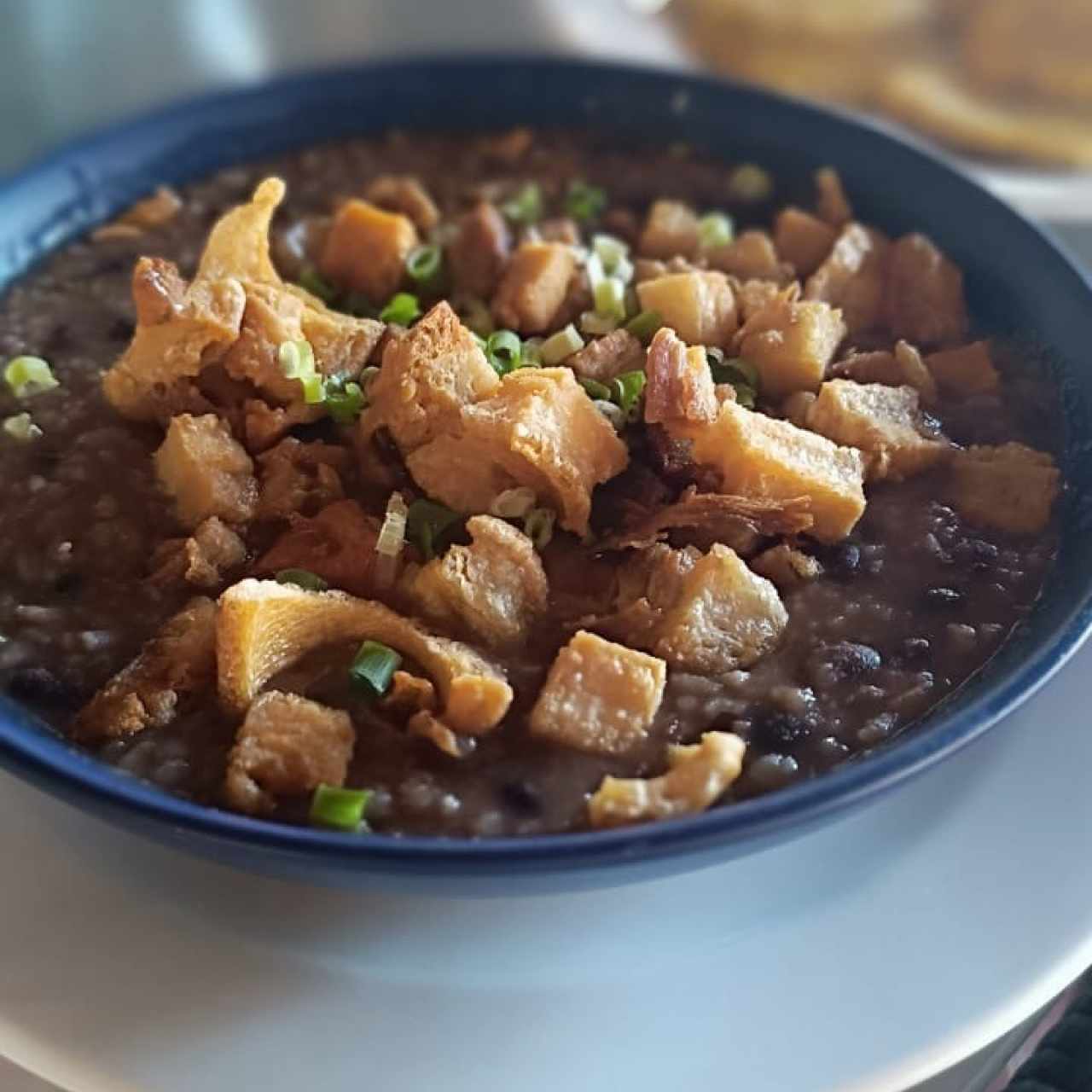 Guachito de Cerdo ahumado con Chicharrón Pencas