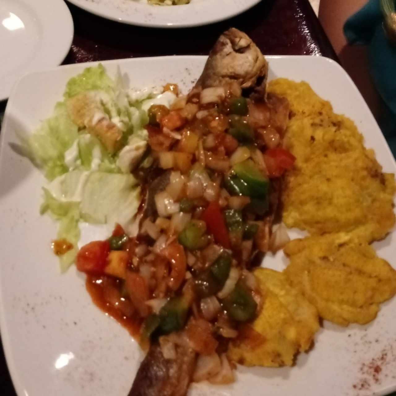 Corvina frita en salsa criollacon patacones