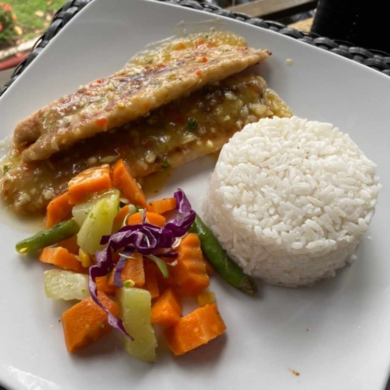 Filete de corvina al ajillo