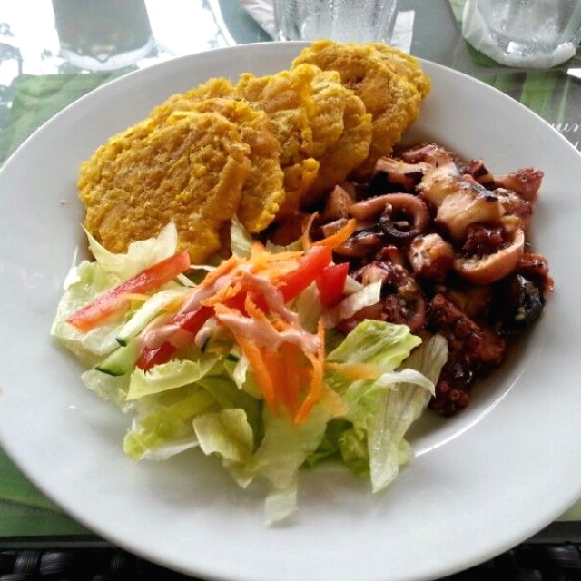 Pulpo al ajillo con patacones y ensalada