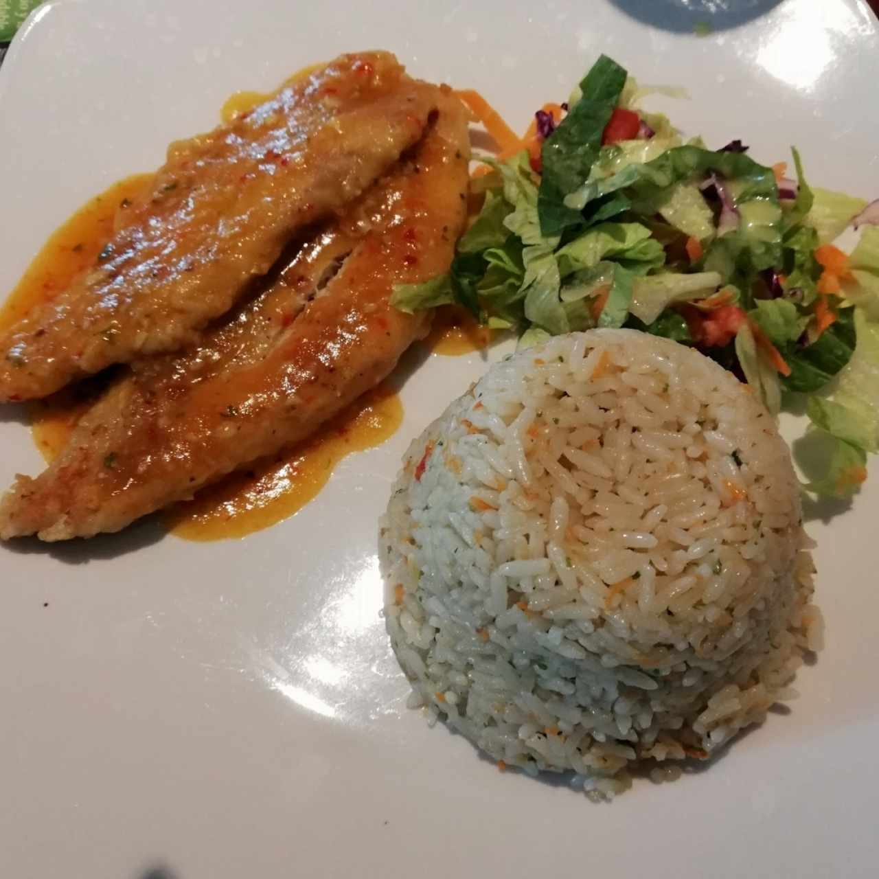 Pescado al ajillo y arroz con coco