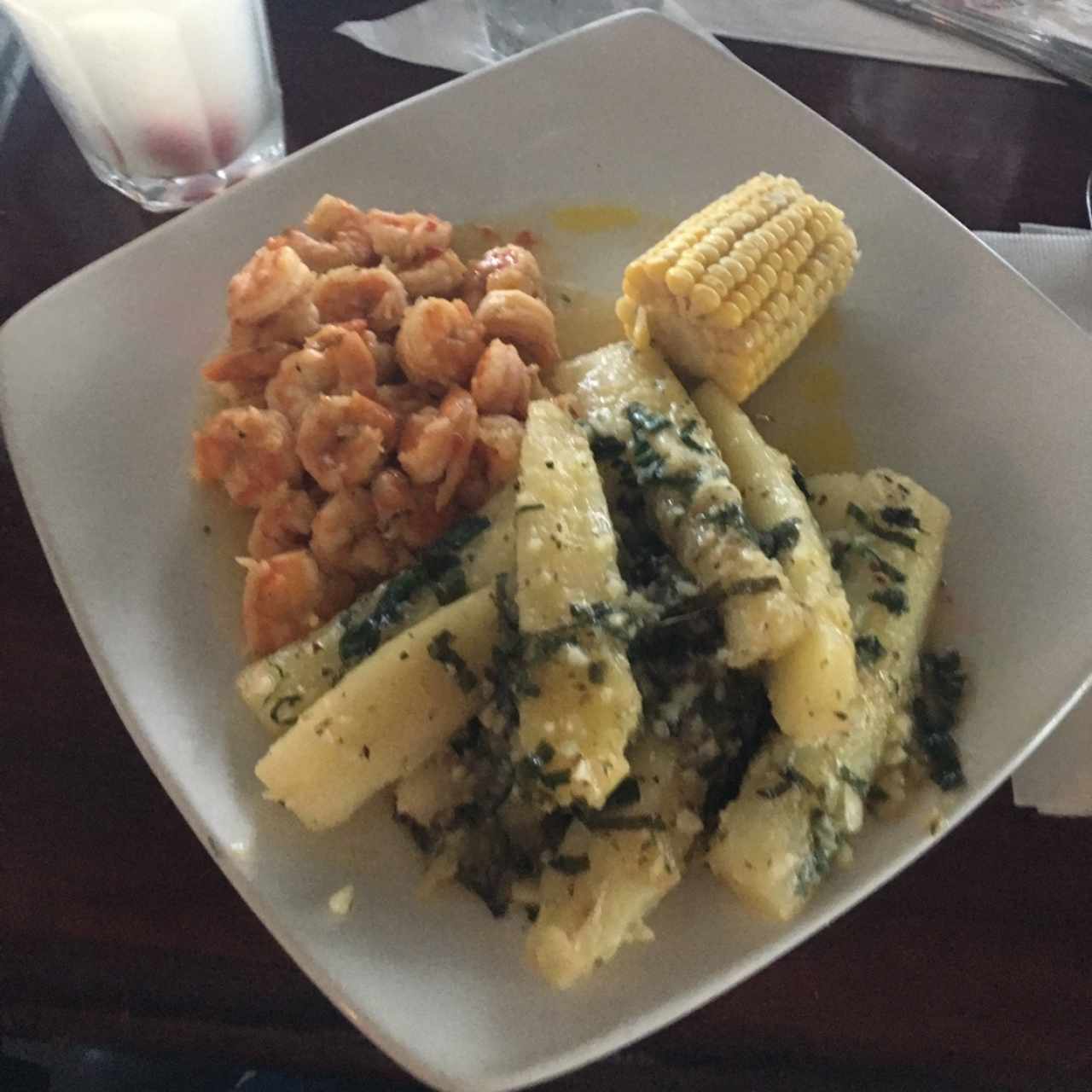 Camarones al ajillo y yuca al moho