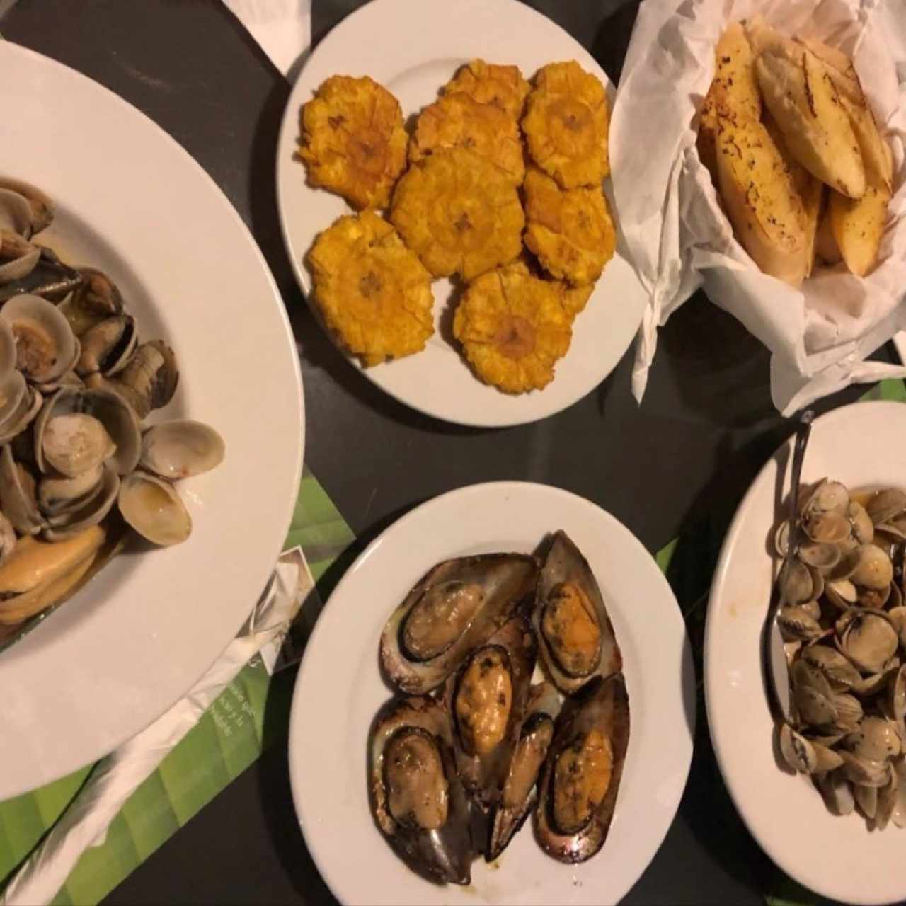 Patacones, Pan con Ajo y Mejillones a la brasa. 😋 Nuestra especialidad! 🙌🏻