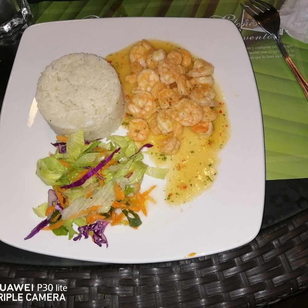 Camarones al ajillo con arroz blanco