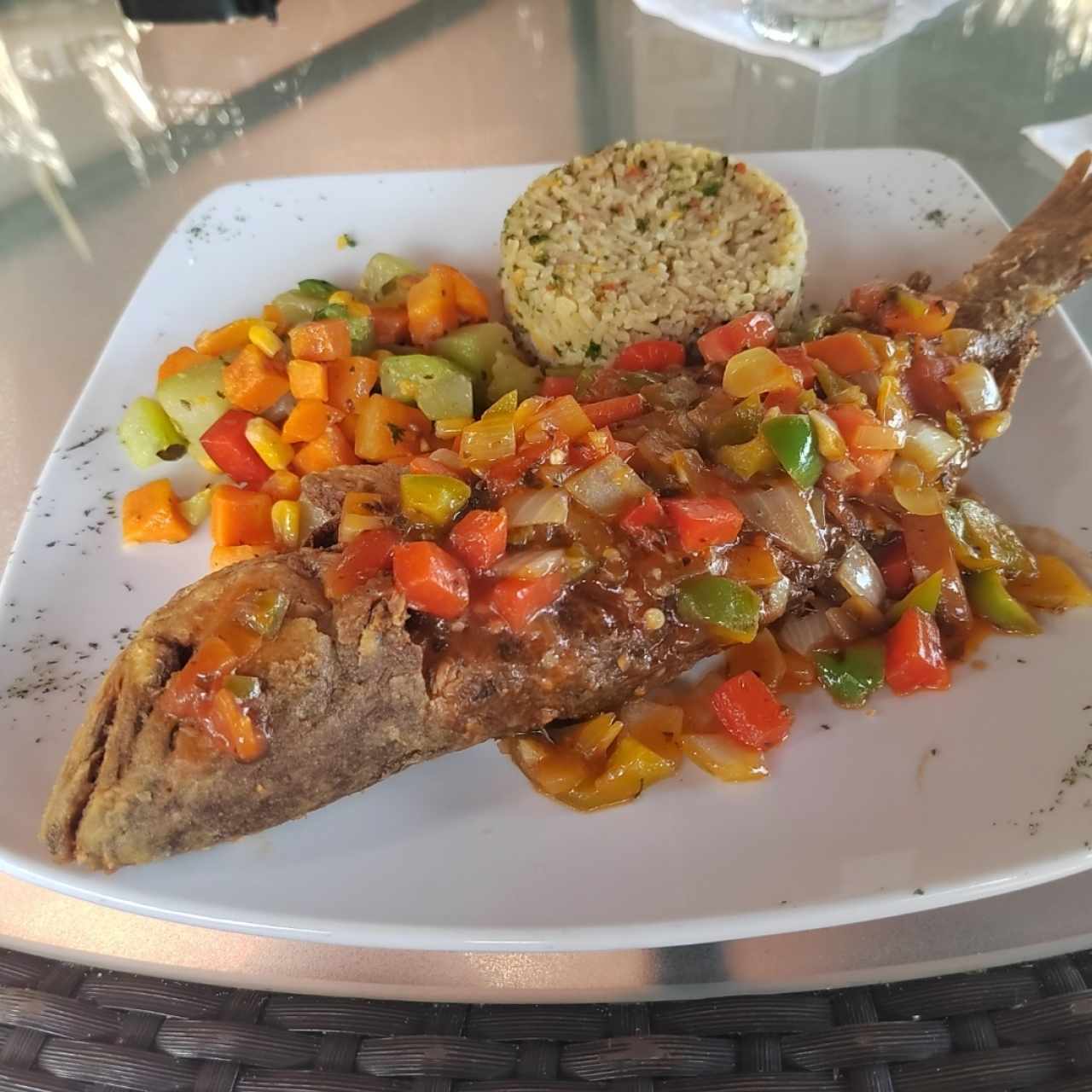 Corvina a la criolla con arroz pencas 