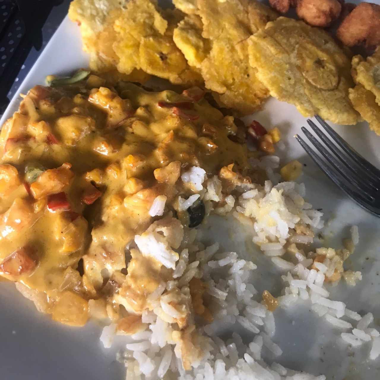 filete de pescado con camarones y salsa de coco