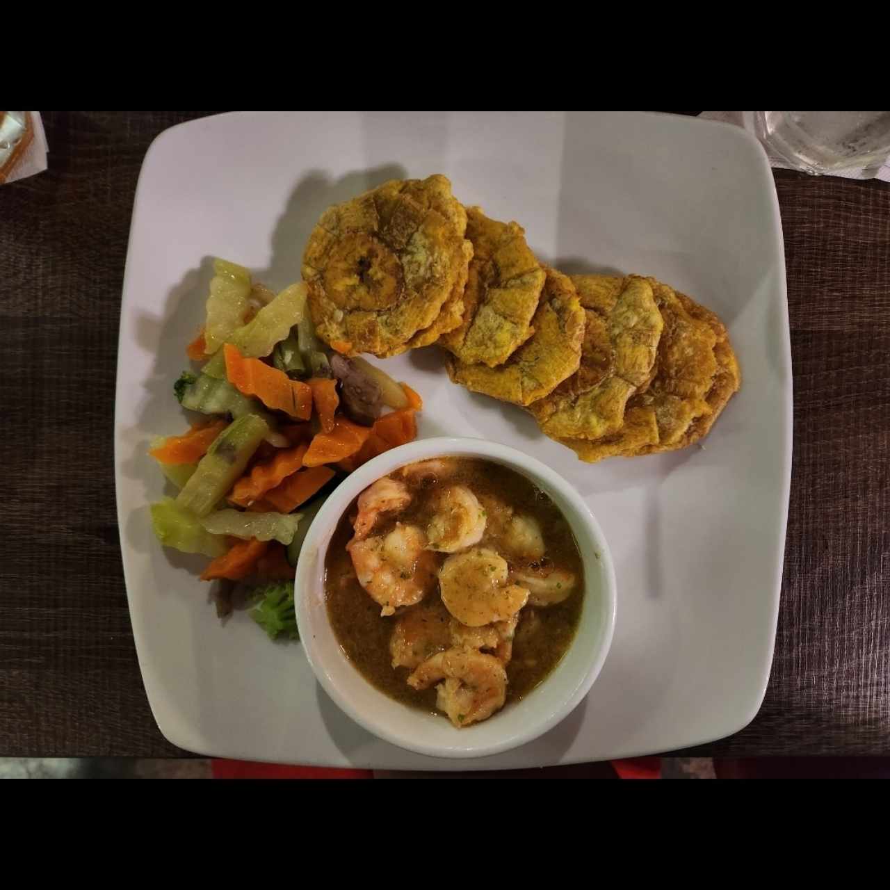 camarones al ajillo con patacones