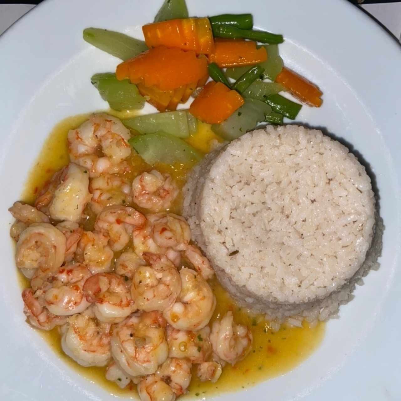 Camarones al ajillo, con arroz con coco, y vegetales salteados