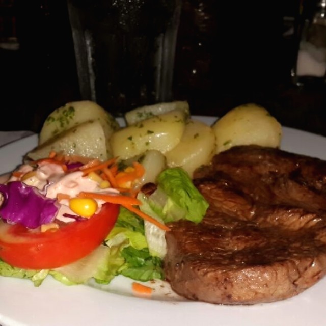 Filete de carne a la parrilla con papas salteadas