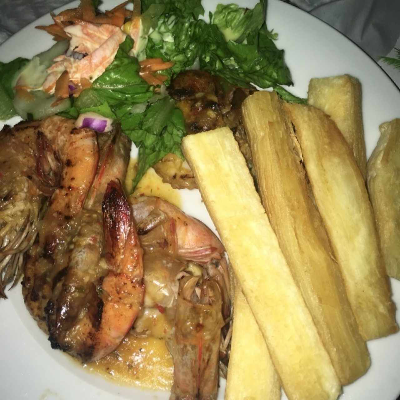 langostinos al ajillo con yuca