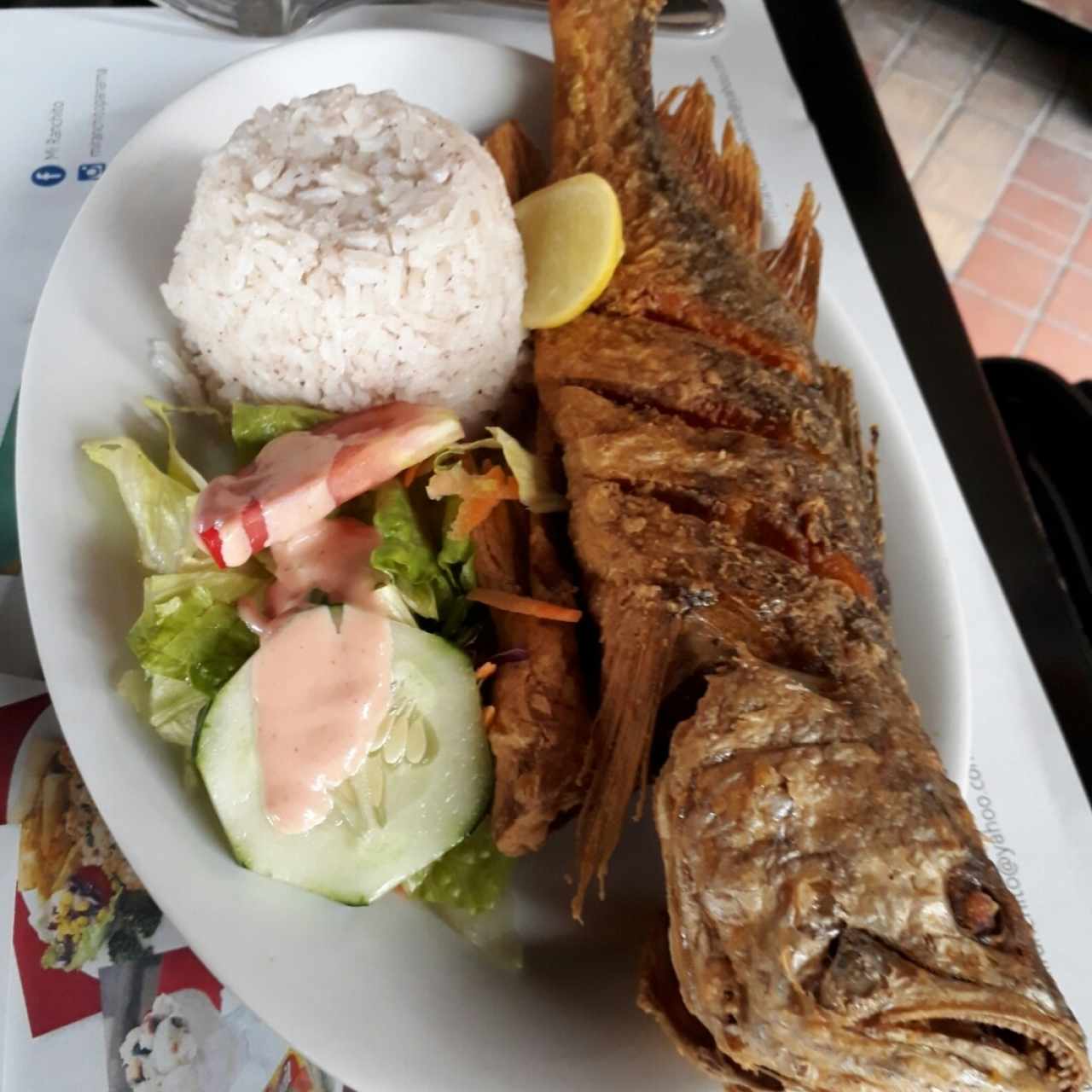 Pescado frito con arroz con coco