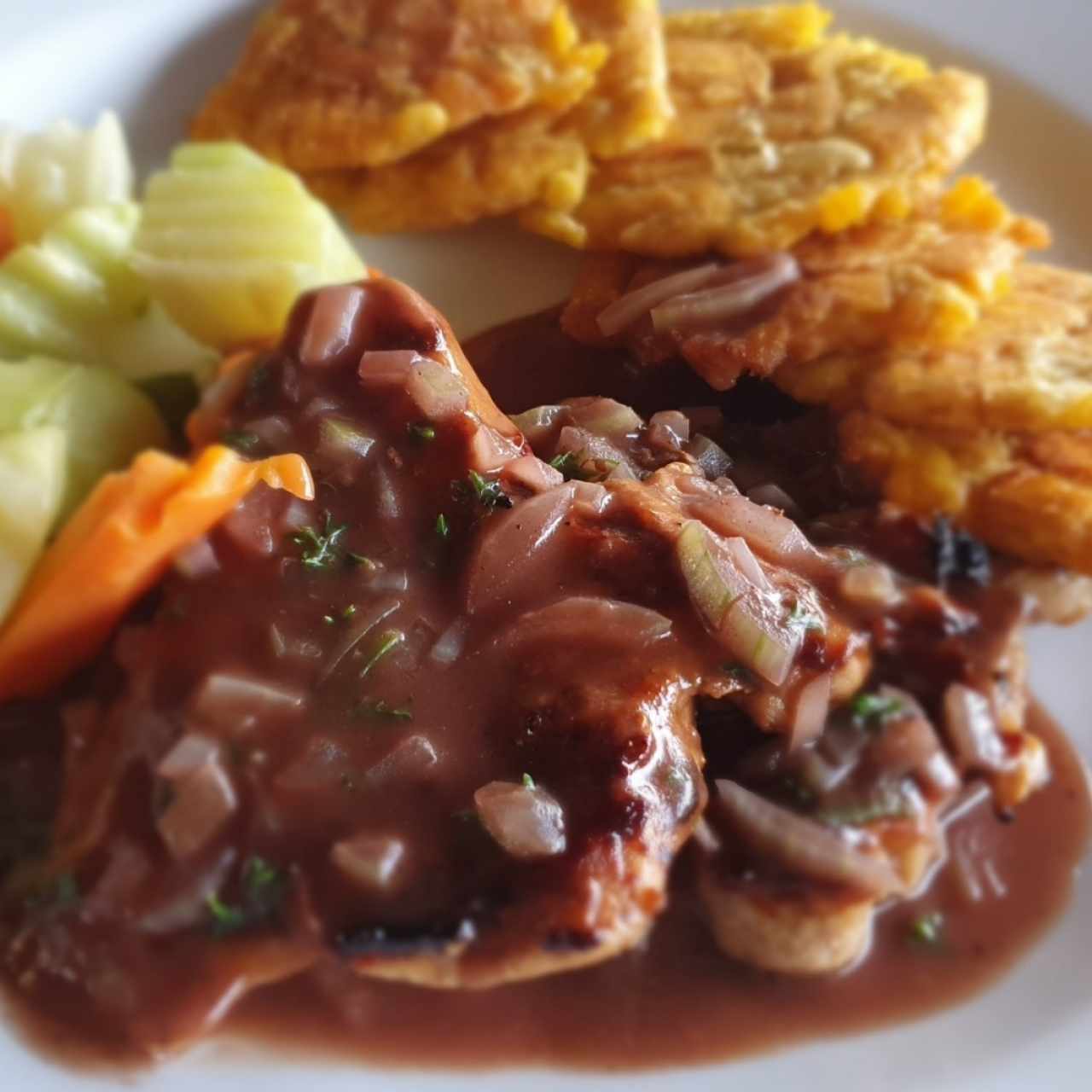 filete de pollo al vino con patacones