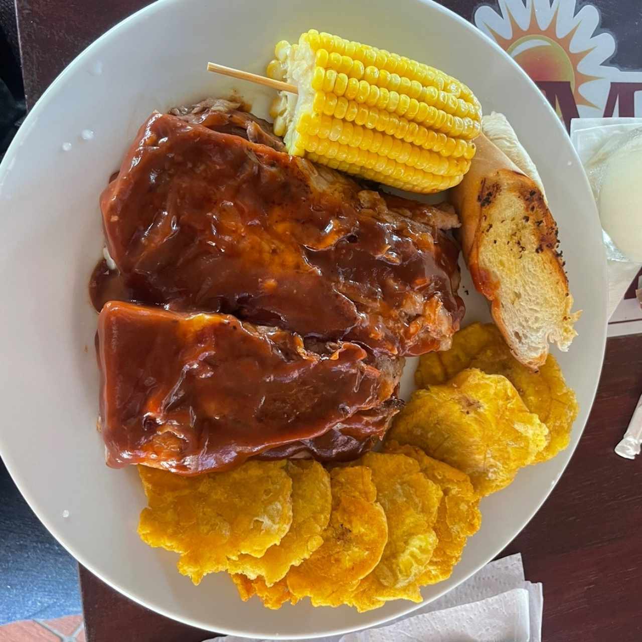 Costillas de Cerdo con Mazorca y Patacones