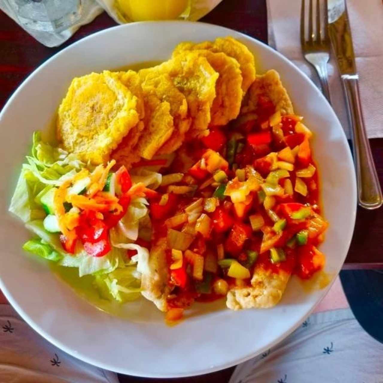 Filete de Corvina en Salsa Criolla con Patacones