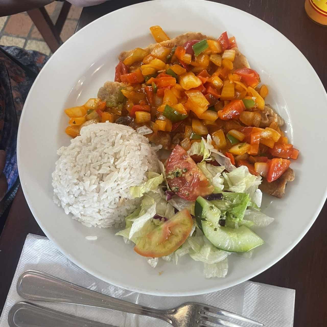 Filete de Corvina A la Criolla con Arroz con Coco y Ensalada