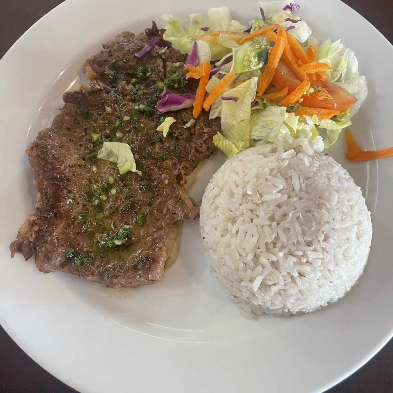 Rib Eye a la Plancha con  be Salsa Chimichurri Arroz con Coco y Ensalada 