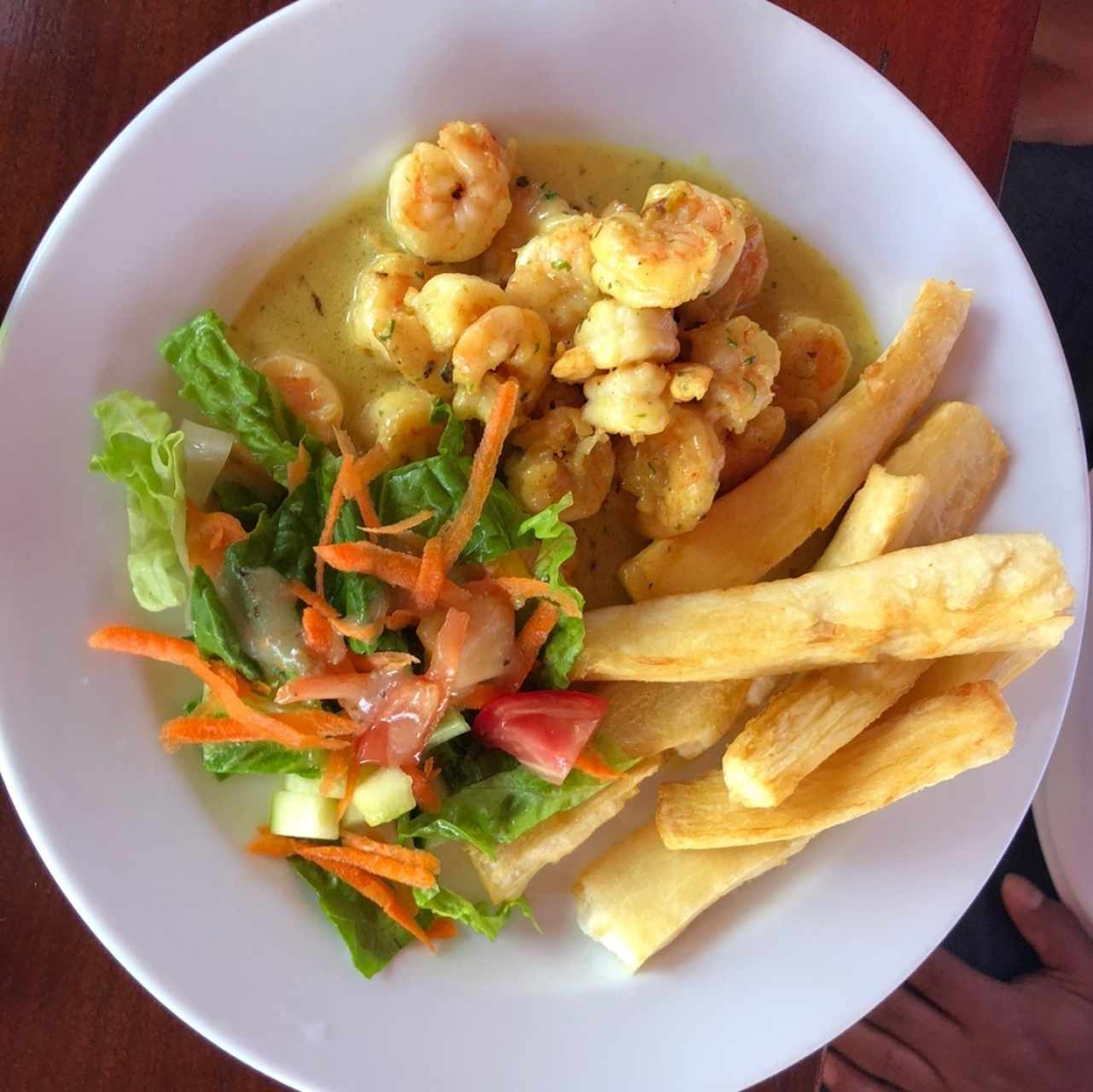 Camarones/Shrimps al curry con yuca frita