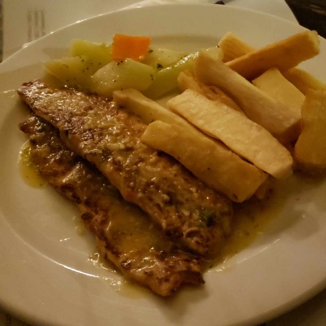 corvina al ajillo con yuca