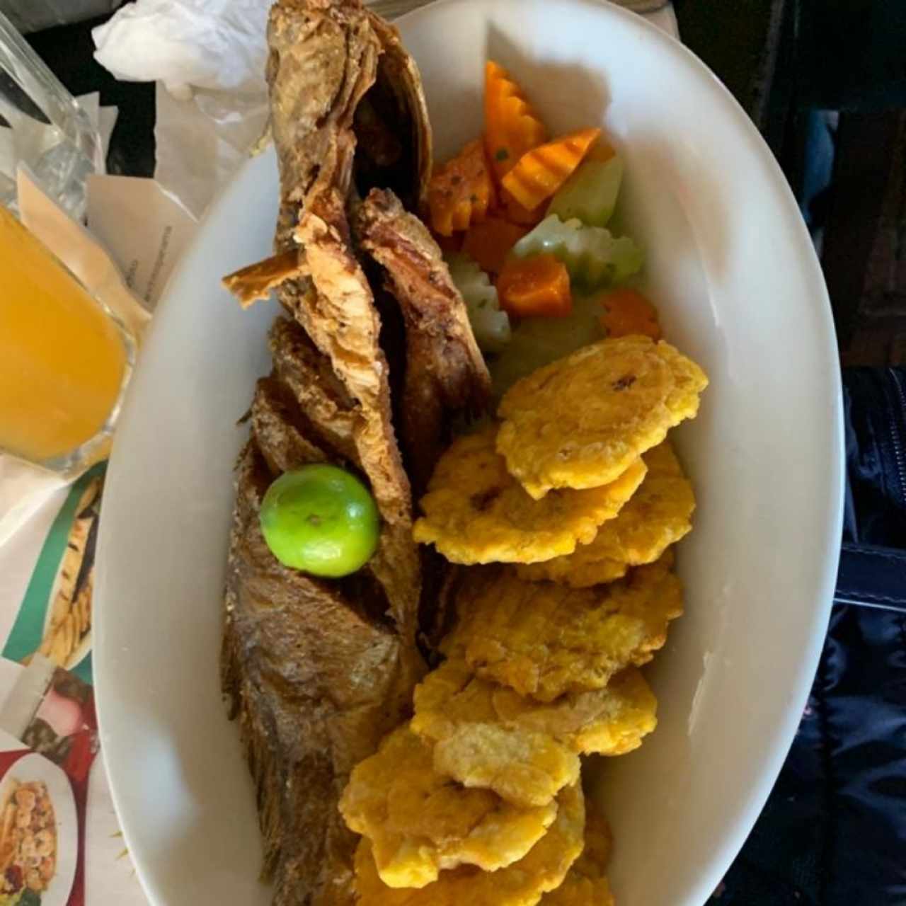 corvina entera frita y patacones