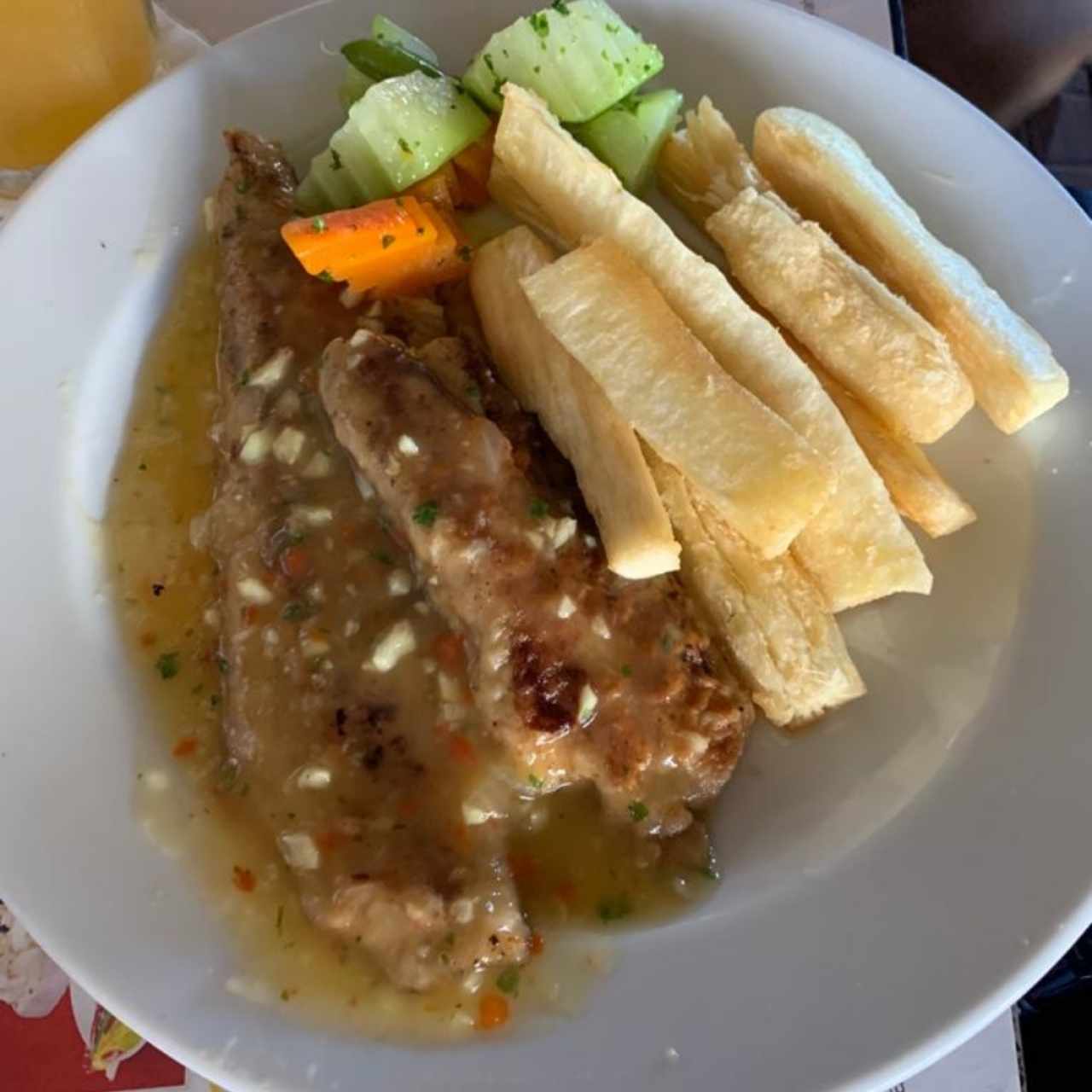 filete pescado al ajillo yuca frita