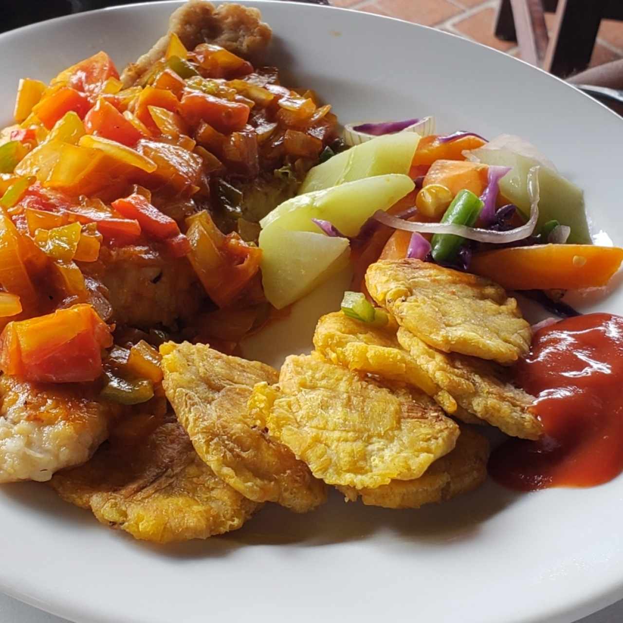 Filete de Corvina en salsa criolla