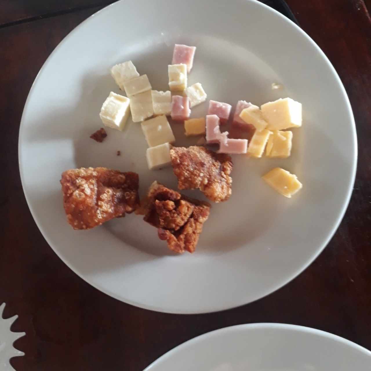 Chicharrón, queso blancon queso amarillo y jamón