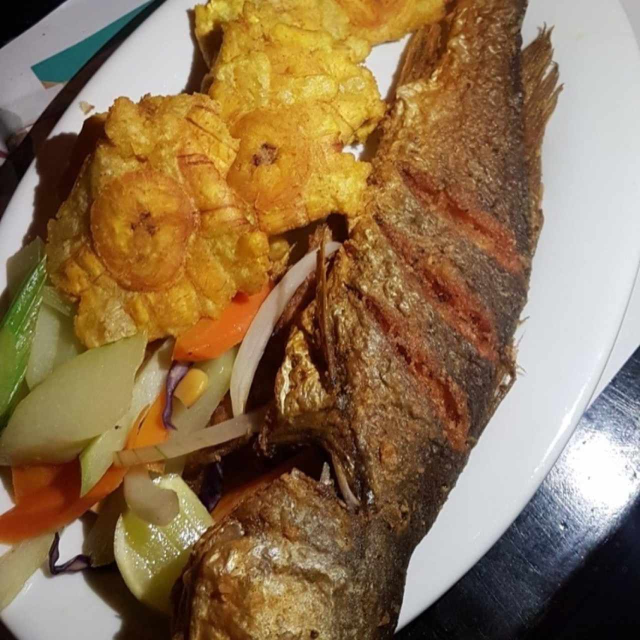 Pescado frito con patacones