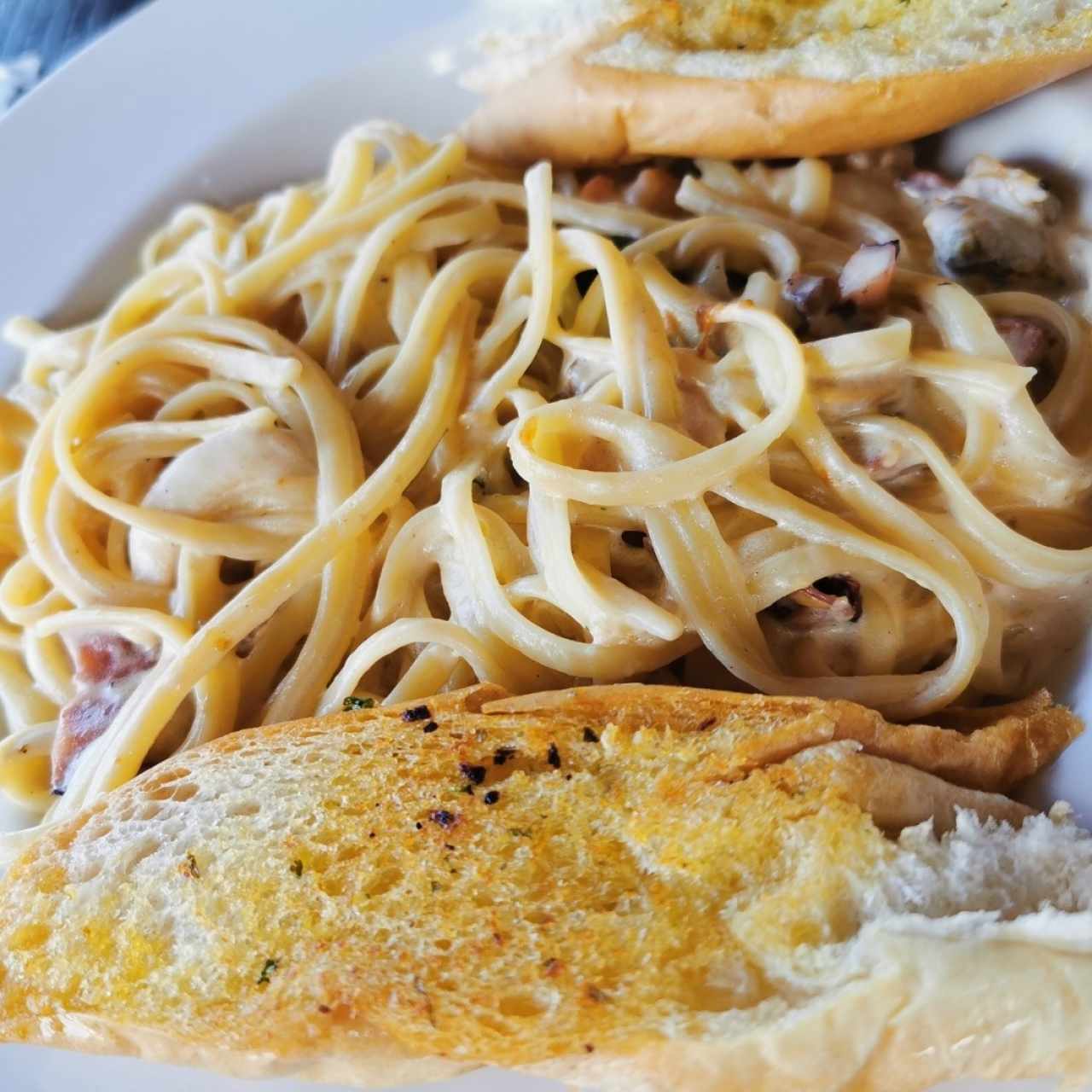 linguini a la carbonara con mariscos