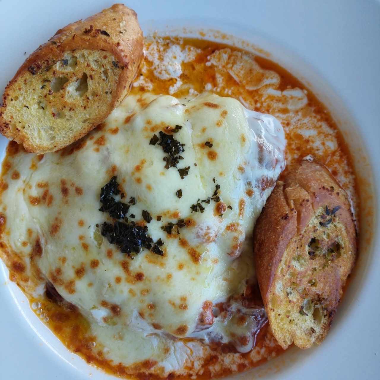 Lasagna de Pollo Con Pan de Ajo