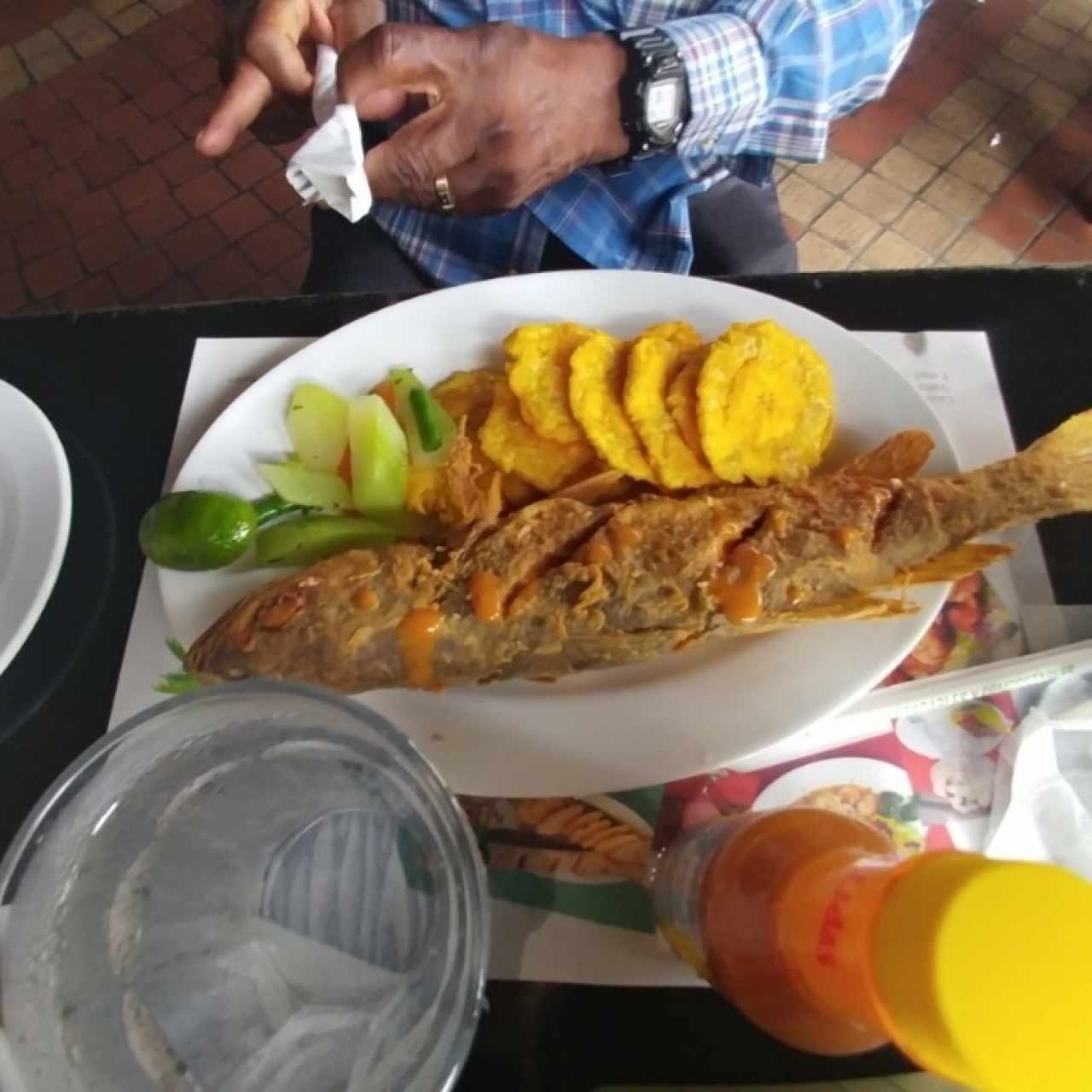 pescado entero frito