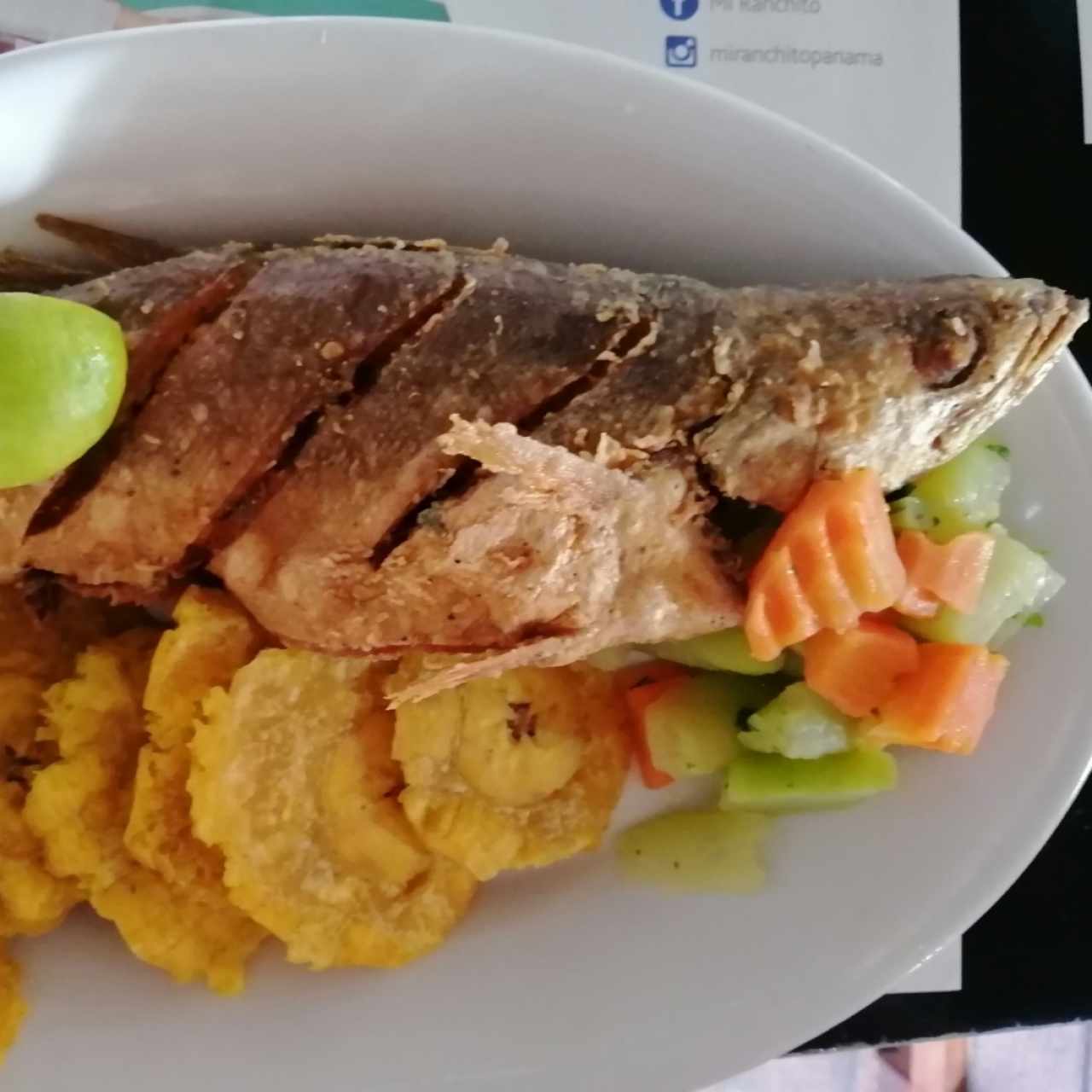 Pescado Frito con Patacones