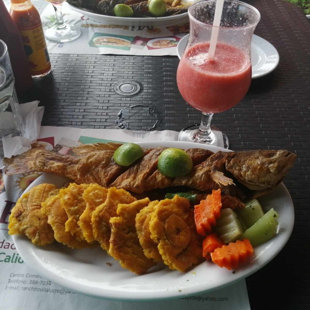 Pescado frito con patacones 