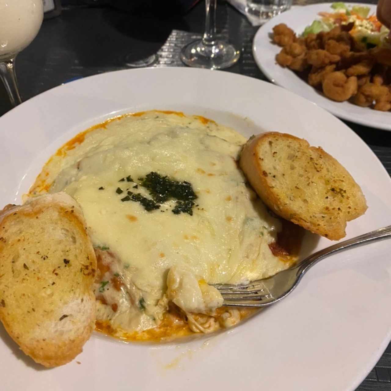 Lasagna de Pollo Con Pan de Ajo