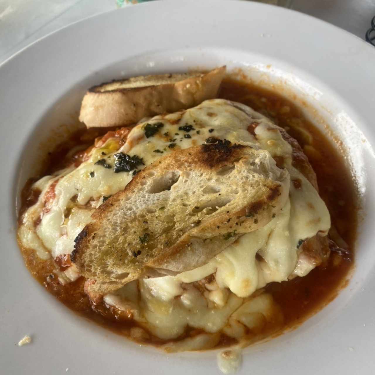 Lasagna de Pollo Con Pan de Ajo