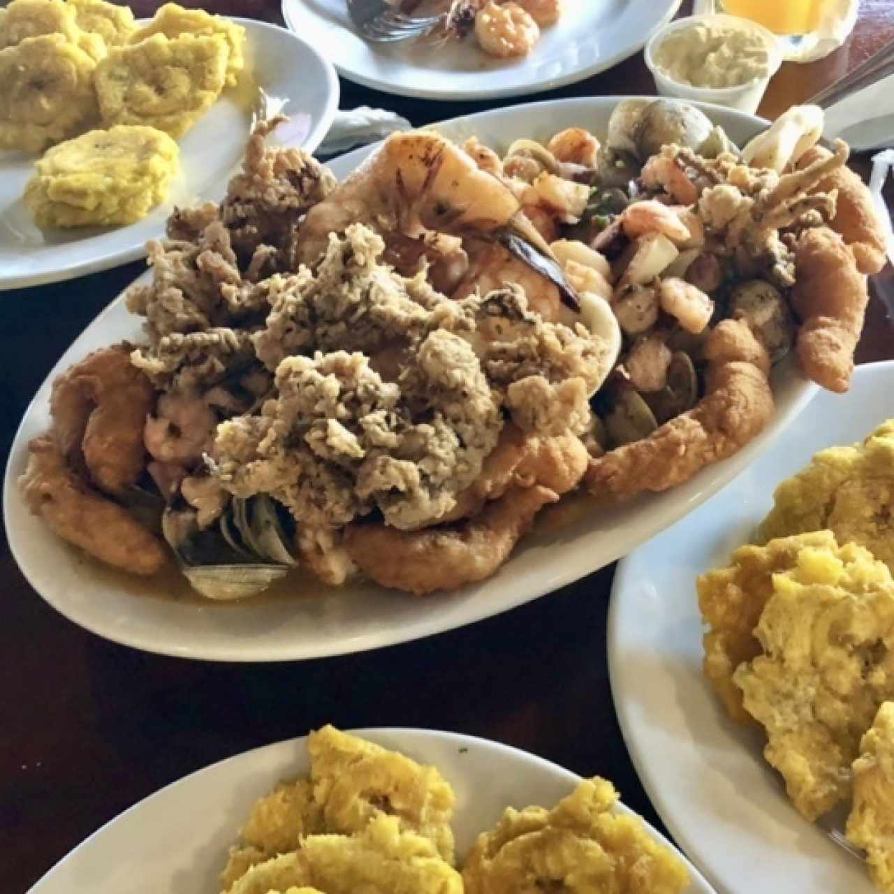 Medio mixto de Mariscos , con ordenes extra de patacones 