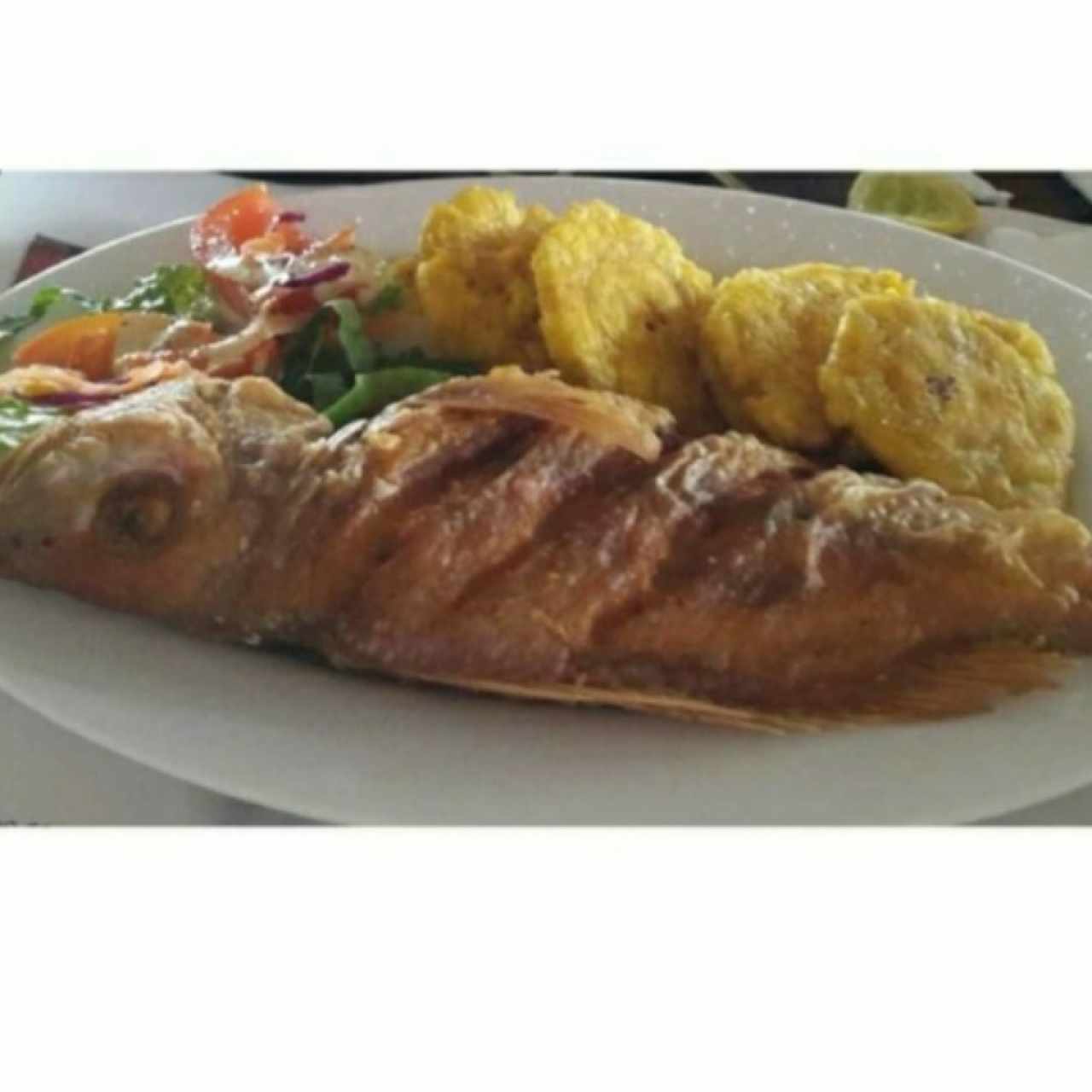 Corvina Entera Frita con Patacones