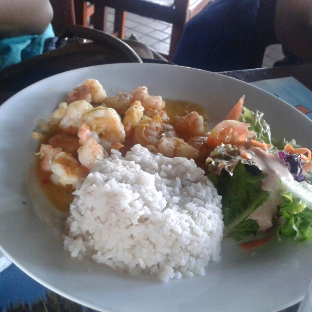 Camarones al ajillo acompañado de arroz con coco.