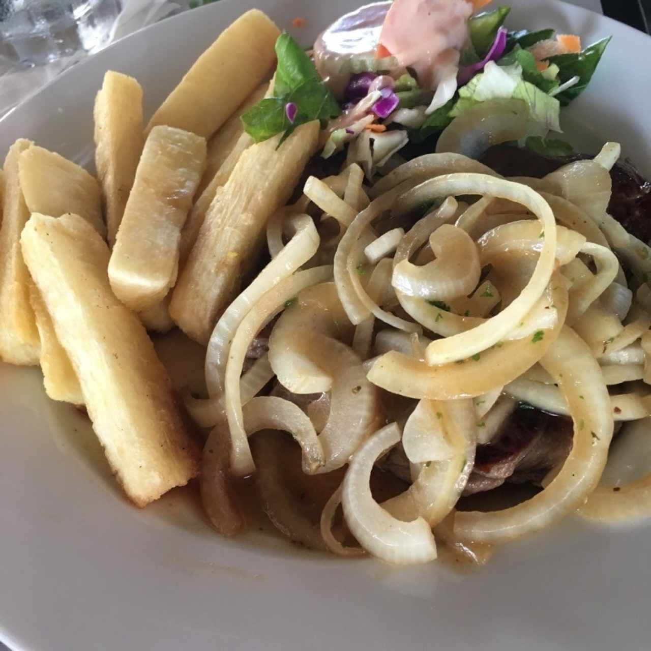 Rib Eye encebollado con yuca