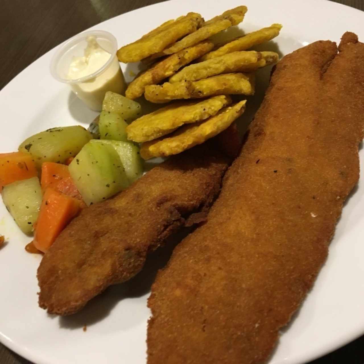 Filete de pescado apanado con patacones