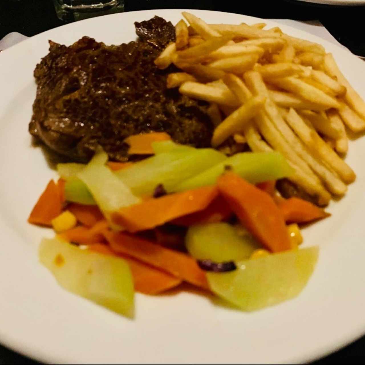 Ribeye con papas y vegetales