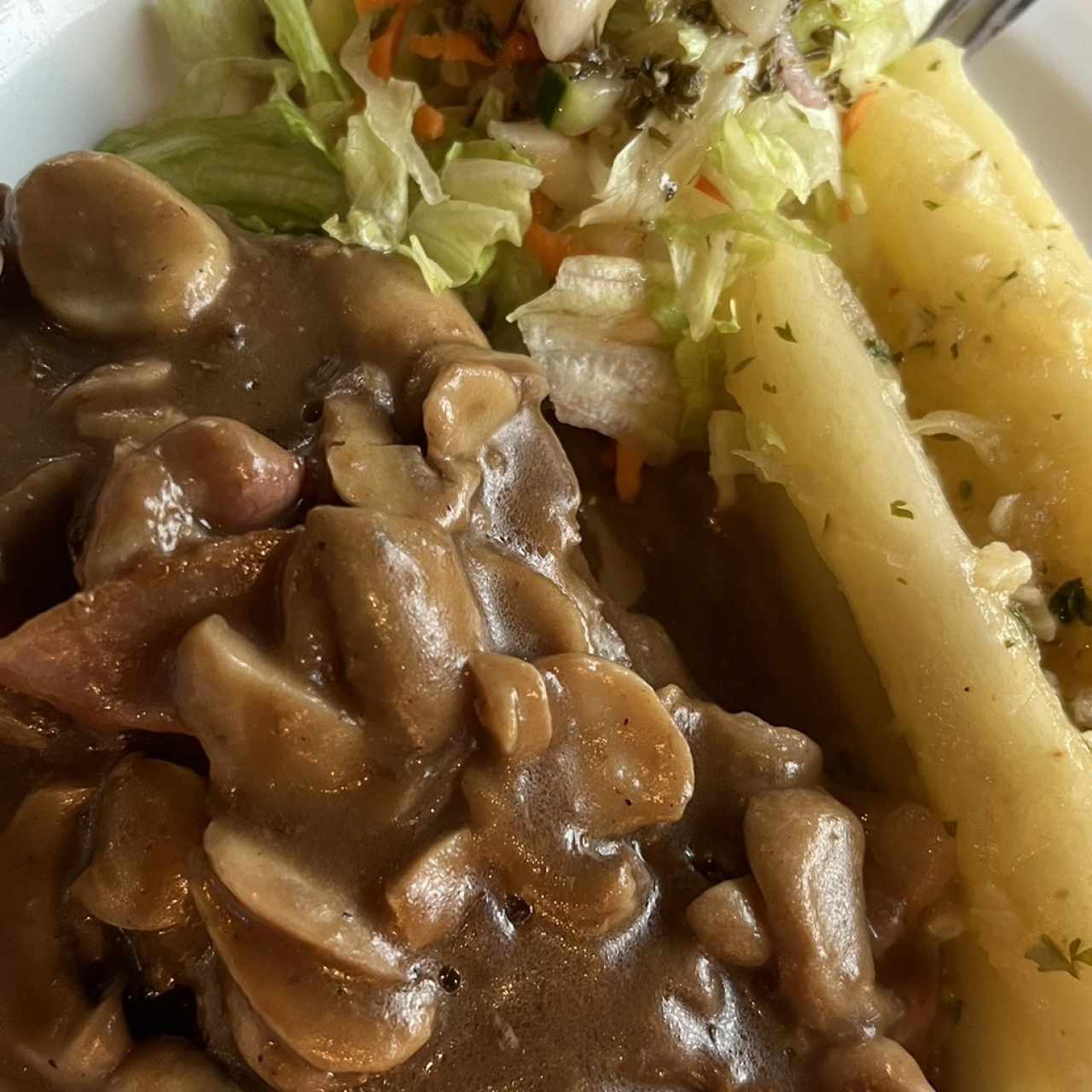 Filete Mignon con salsa de hongos y yuca al mojo 